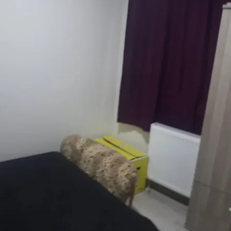 Only Females Are Given A For Rent Διαμέρισμα